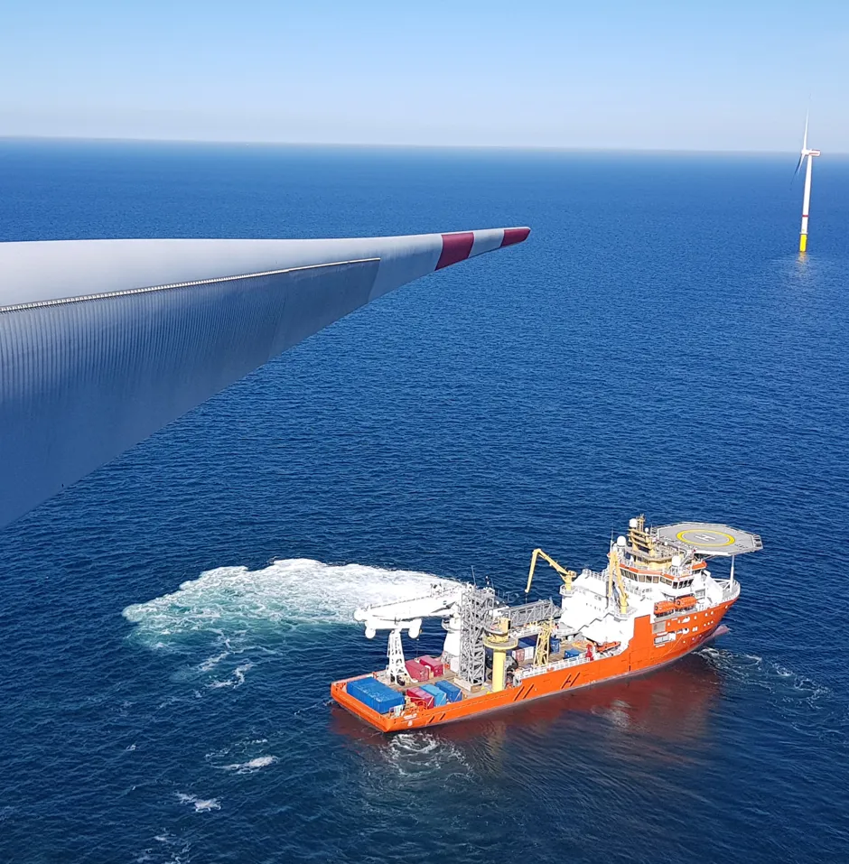 Wind turbine blade with offshore support vessel.