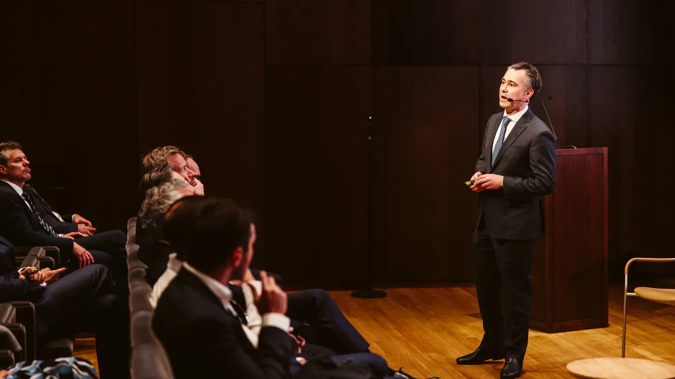 Erik Tønne presenting to the audience