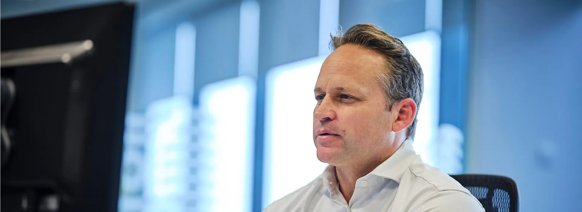 Rob Hewitson tankers broker in singapore office